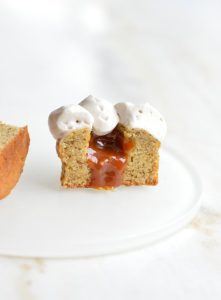 Gtaeau noisette avec crémeux coulant caramel