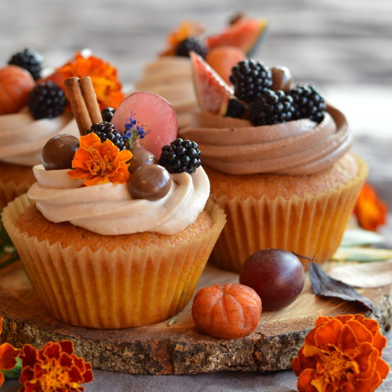 Cupcakes avec creme chocolat et vanille des fruits des bonbons chocolat