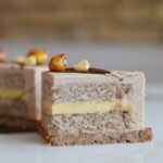 tranche-entremets_noisette_vanille_laissant_voir_composition_du_gateau