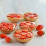 atelier patisserie enfants tartelettes fraises en forme de barquette et de fleurs