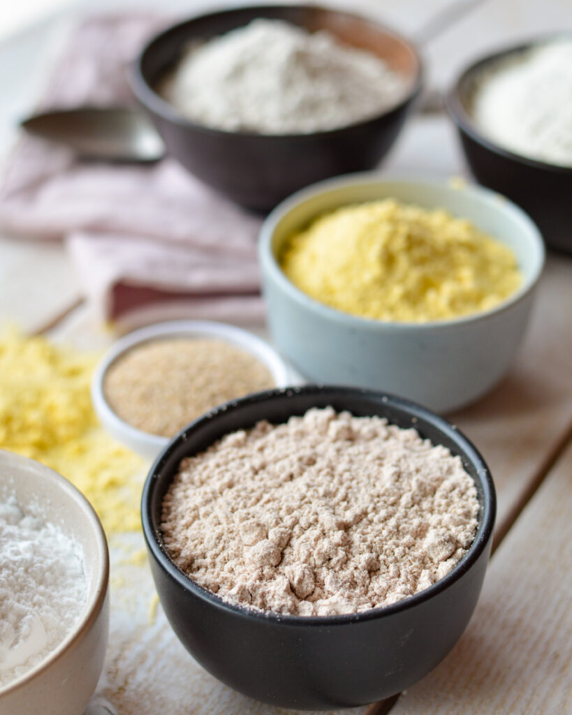 farines sans gluten placees dans des bols